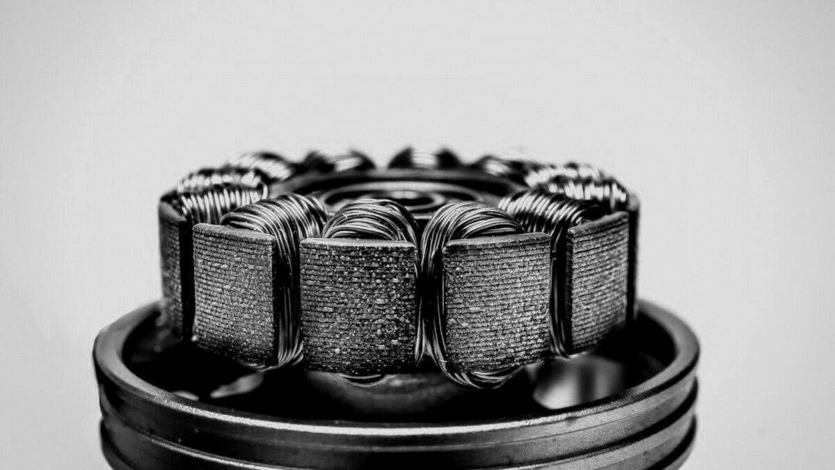 Moteur de tondeuse à cheveux vectorielle magnétique sans balais avec composants internes exposés, montrant une conception haute performance avancée pour les barbiers professionnels.